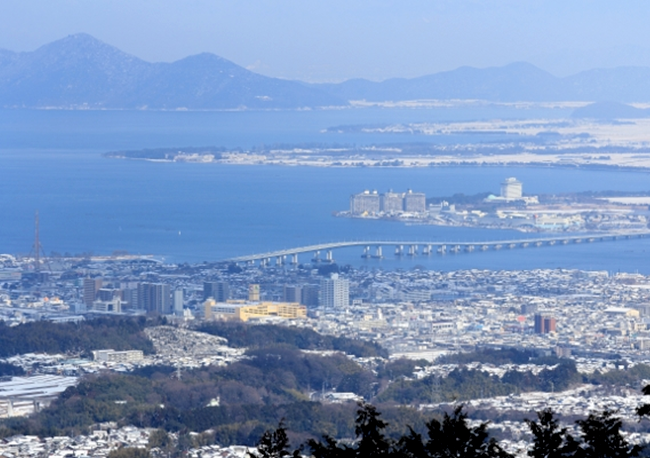 眼下に広がる琵琶湖の景色